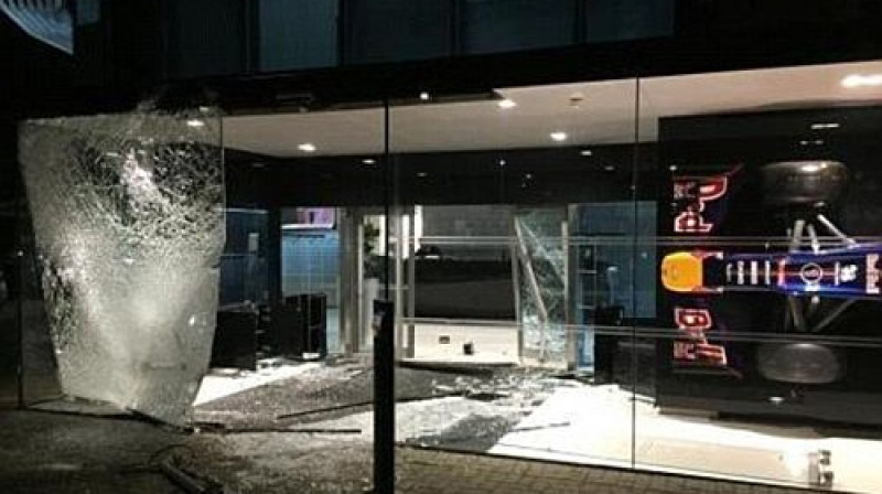 "Red Bull" F1 mītnes ieeja pēc ielaušanās
Foto: dailymail.co.uk