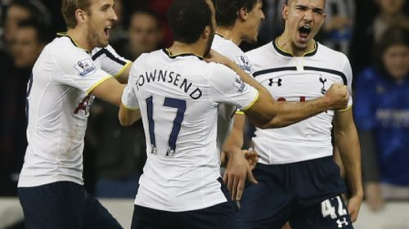 "Tottenham" spēlētāji pēc vārtu guvuma
Foto: AP/Scanpix