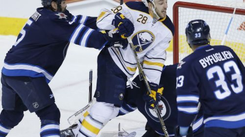 Zemgus Girgensons cīņā pie "Jets" vārtiem
Foto: AP/Scanpix
