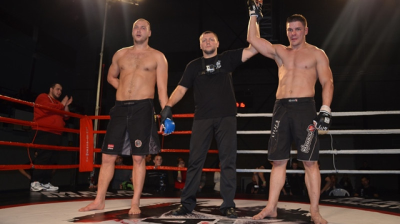 Andrejs Zozuļa (no labās) pēc uzvaras pār Jevgēņiju Rozi
Foto: Antra Grīnberga