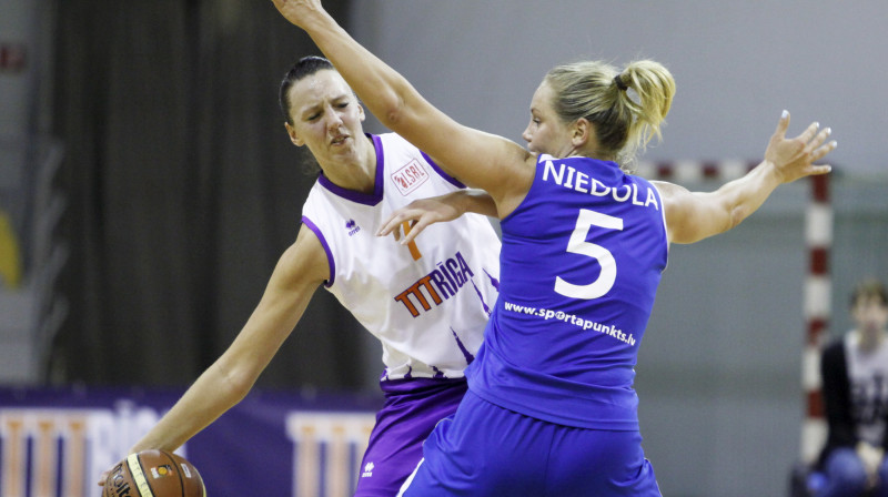 Ieva Kūlīte (TTT Rīga) un Sabīne Niedola (SK Cēsis)
Foto: Nora Krevņeva, f64