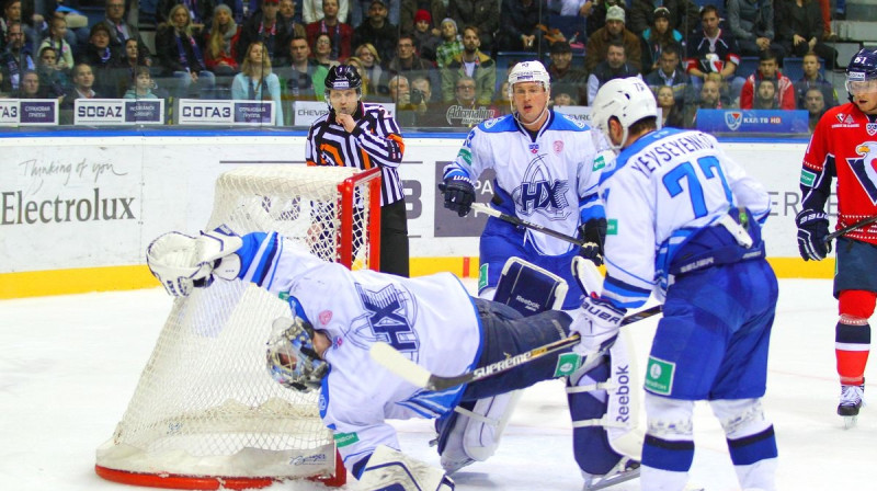 Georgijs Pujacs vēro darbībā komandas vārtsargu Aleksandru Sudņicinu
Foto: www.hcslovan.sk