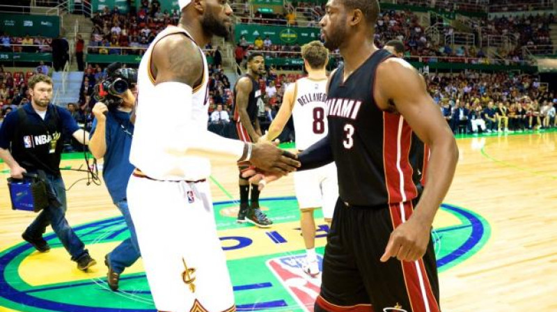 Lebrons Džeimss un Dveins Veids pēc četru gadu pauzes kā senos laikos - viens "Cavs", bet otrs "Heat" formā, taču arvien labākie draugi...
Foto: Andrew D. Bernstein/Getty Images
