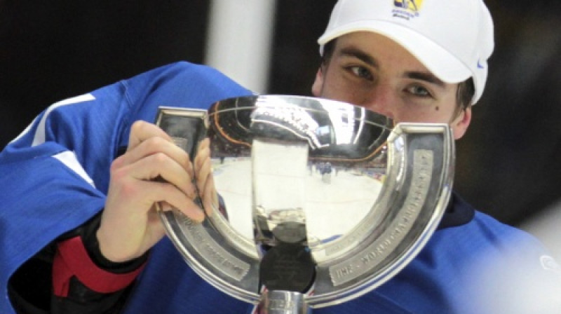 Somu vārtsargs Jūse Saross, kurš piedalīsies arī šajā čempionātā, ar izcīnīto trofeju
Foto: ITAR-TASS/Scanpix