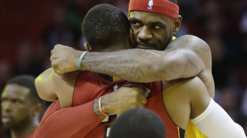 Lebrons Džeimss pirms spēles apskaujas ar Dveinu Veidu
Foto: AP/Scanpix