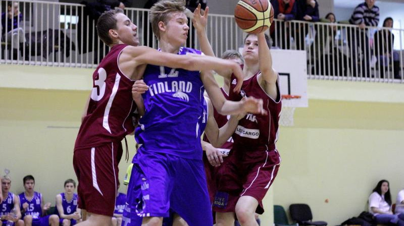 Niks Višņēvics un Anrijs Miška cīņā pret Somiju
Foto: www.basket.ee