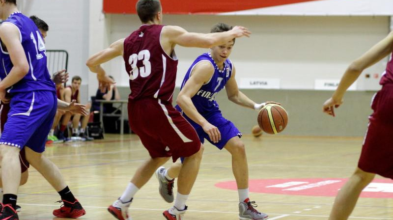 Aivis Lēmanis aizsardzībā pret Somiju
Foto: www.basket.ee
