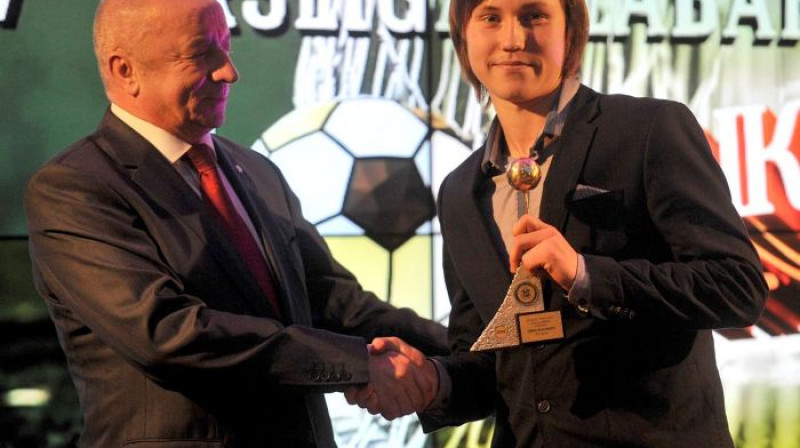 Jānis Ikaunieks saņem virslīgas labākā spēlētāja balvu (Foto: Romāns Kokšarovs, Sporta Avīze, f64)