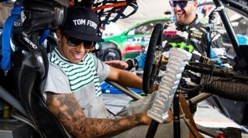 Luiss Hamiltons Kena Bloka automašīnā.
Foto: supercarsshow.tumblr.com