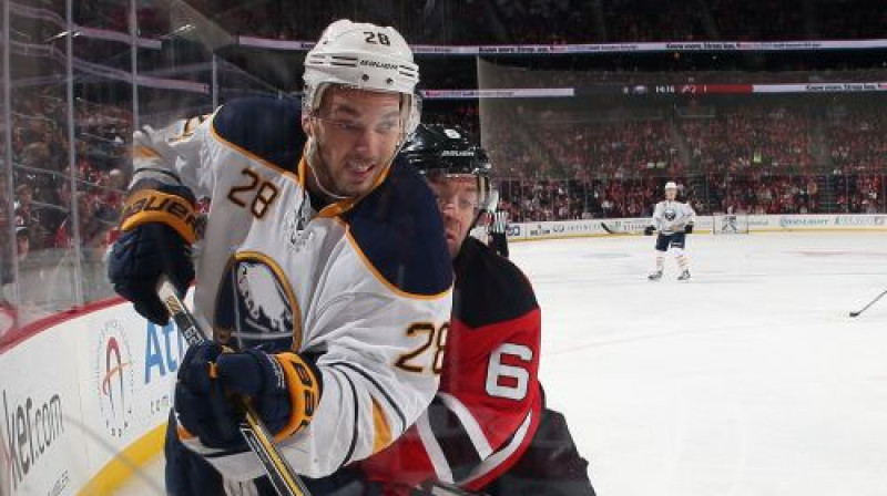 Zemgus Girgensons spēlē pret "Devils"
Foto: AFP/Scanpix