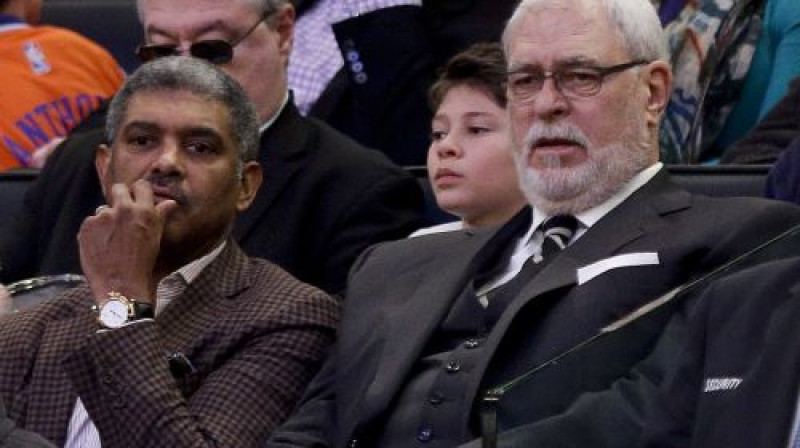 "Knicks" prezidents Fils Džeksons vēro spēli pret "Hornets"
Foto: AP/Scanpix
