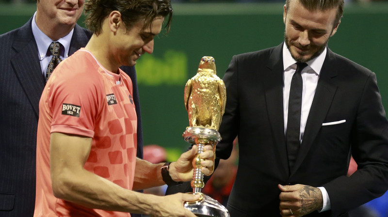 Davids Ferers čempiona balvu saņēma no kāda slavena bijušā futbolista...
Foto:Reuters/Scanpix