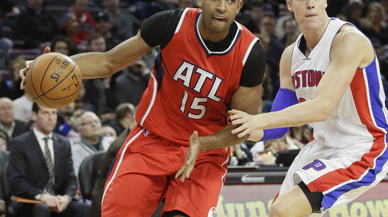 "Hawks" centrs Els Horfords apspēlē "Pistons" basketbolistu Jonasu Jerebko. 
Foto: AP/Scanpix