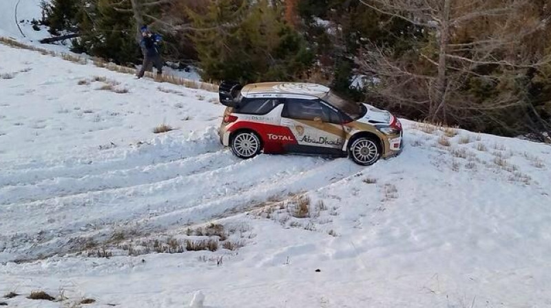 Lēba auto pēc noskriešanas no ceļa
Foto: Ekrānšāviņš