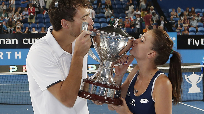 Ježijs Janovičs un Agņeška Radvaņska ar Hopmana kausu
Foto: AP/Scanpix