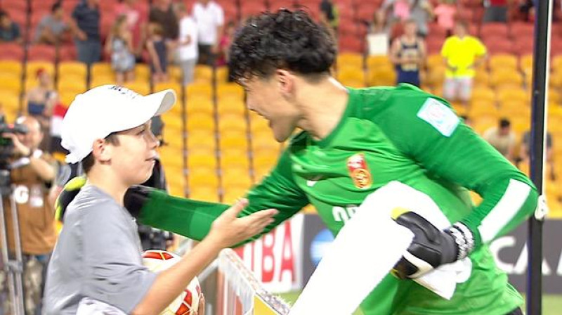 Ķīnas izlases vārtsargs pasakās "bumbu puikam"
Foto: foxsports.com.au