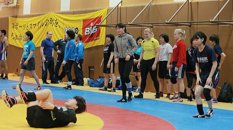 Anastasija Grigorjeva (centrā) treniņnometnē Tokijā
Foto: japan-wrestling.jp