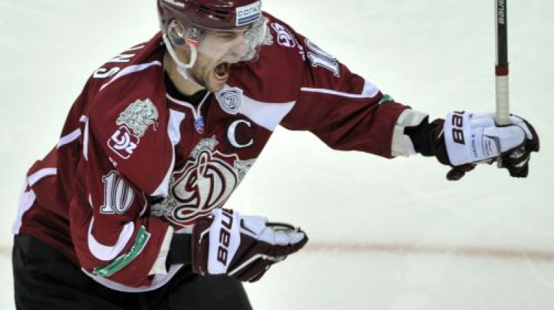 Rīgas "Dinamo" uzvaru nodrošināja kapteiņa Laura Dārziņa realizētais pēcspēles metiens
Foto: Romāns Kokšarovs, Sporta Avīze, f64