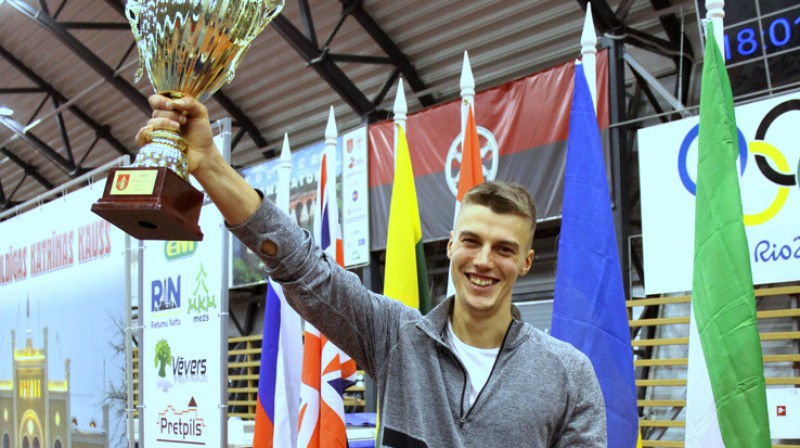 Gada vieglatlēts Elvijs Misāns ar Katrīnas kausu
Foto: kuldigasports.lv