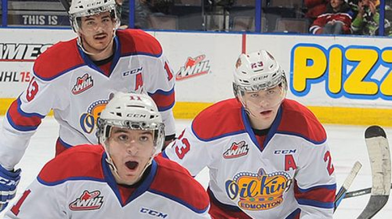 Edgars Kulda (pa labi) ar komandas biedriem
Foto: Oilkings.ca