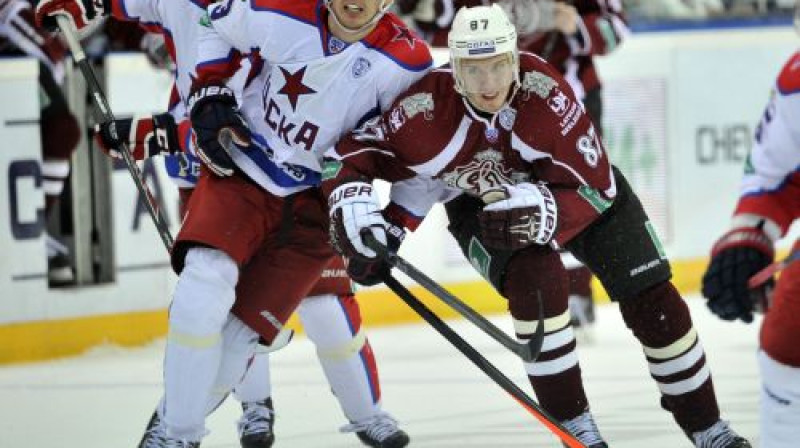 Gints Meija pret Maskavas CSKA uzbrucēju Romānu Ļubimovu
Foto: Romāns Kokšarovs, Sporta Avīze, f64