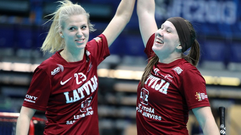 Līga Garklāva (#23) un Luīze Biļinska (#8)
Foto: Ritvars Raits, floorball.lv