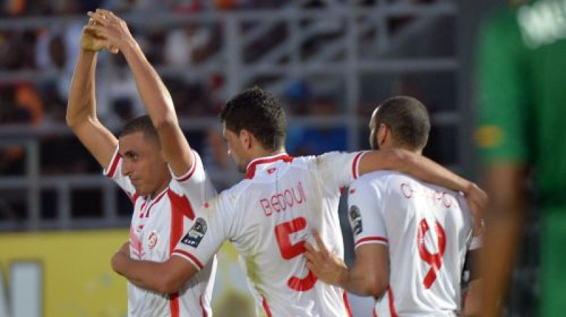 Tunisijas futbolisti izbauda uzvaras vārtu guvumu
Foto: AFP/Scanpix