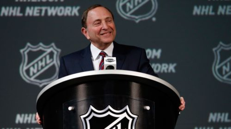 NHL komisārs Gerijs Betmens smaida, paziņojot Pasaules kausa norises nianses
Foto: AFP/Scanpix