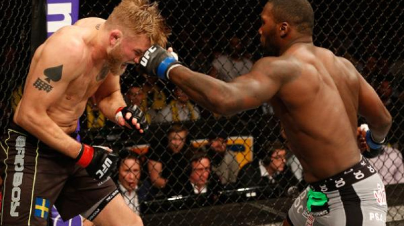 Entonijs Džonsons (no labās) cīņā ar Aleksandru Gustafsonu
Foto: sherdog.com
