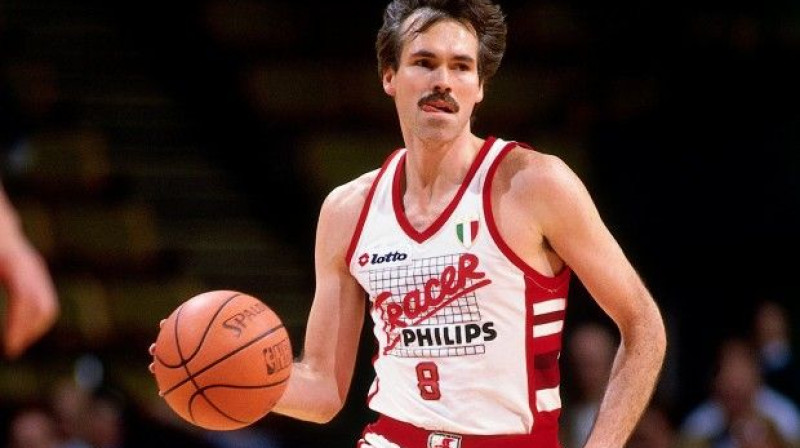 Maiks D'Antoni Milānas komandas rindās astoņdesmito gadu beigās 
Foto: basket4us.com