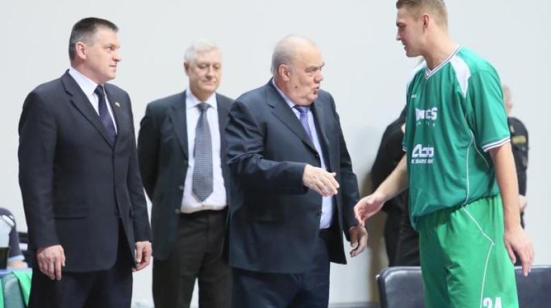 Kazaņas kluba galvenais treneris Jevgeņijs Pašutins (ka kreisi), prezidents Jevgeņijs Bogačovs (centrā), Rolands Freimanis (pa labi)
Foto: unics.ru