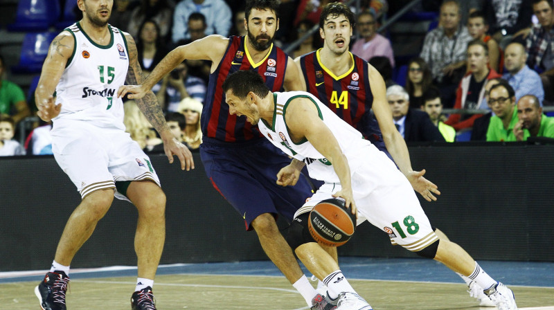Jānis Blūms dodas garām Huanam Karlosam Navarro
Foto: euroleague.net