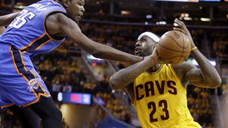 Kevins Durents pārkāpj noteikumus pret Lebronu Džeimsu
Foto: AP/Scanpix