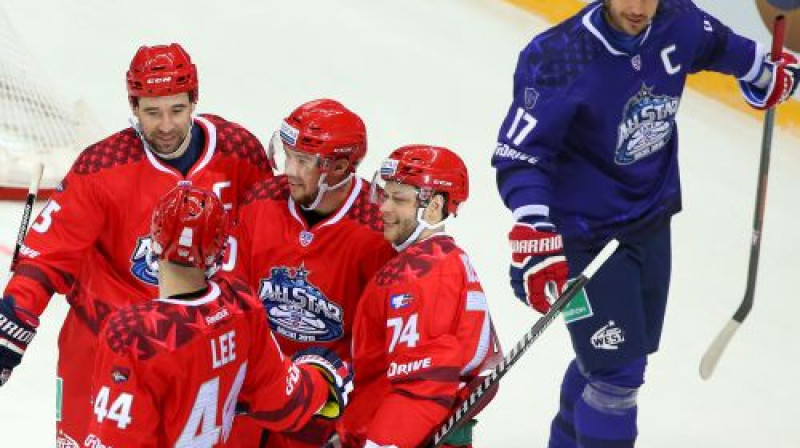 Austrumu komandas spēlētāji izbauda kārtējo vārtu guvumu
Foto: TASS/Scanpix
