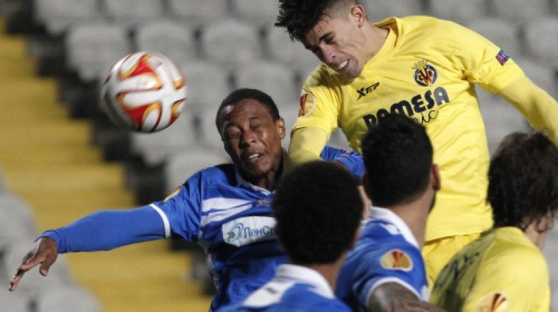 Gabriels Paulista cīņā par bumbu
Foto: AP/Scanpix