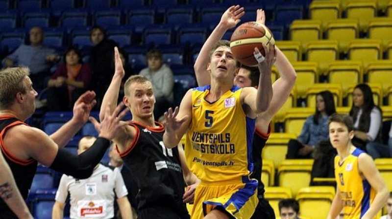 Uzbrukumā Artūrs Grīnbergs
Foto: Ģirts Staris, ventasbalss.lv