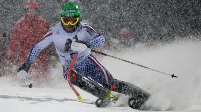 A.Horošilovs traucas pretī pirmajai uzvarai. Foto:AP Photo