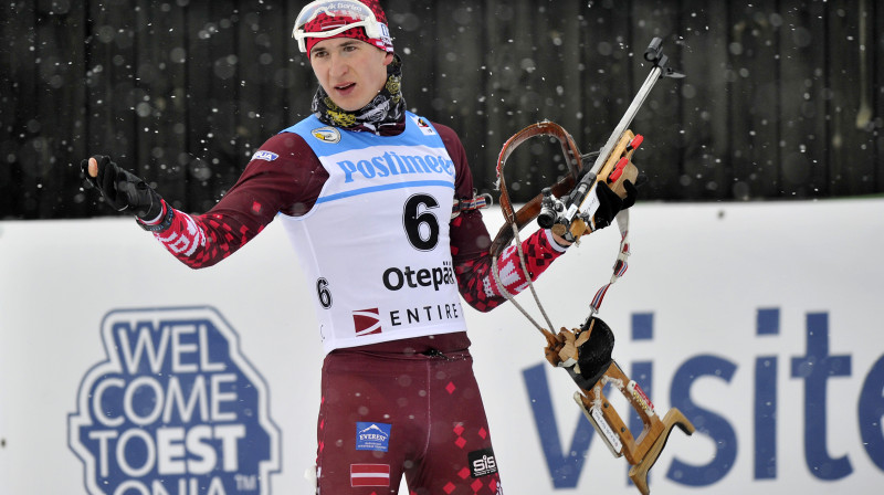 Andrejs Rastorgujevs ar salauzto šauteni
Foto: Romāns Kokšarovs, F64