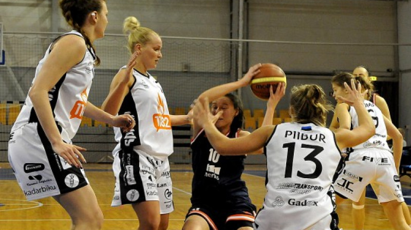 Kate Aizsila (RSU/Merks) pretinieču ielenkumā
Foto: Romualds Vambuts