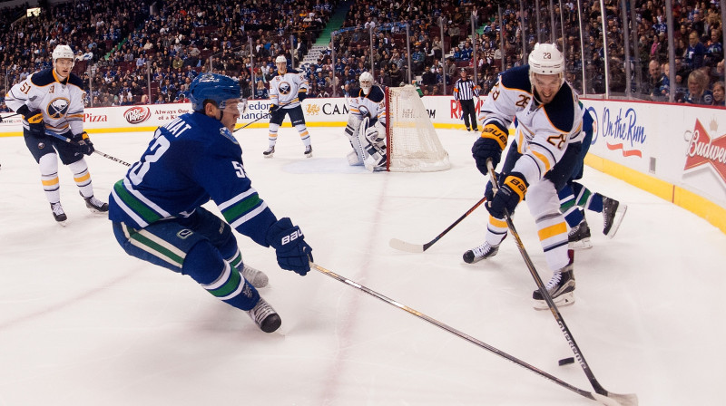 Zemgus Girgensons (pa labi) spēlē pret "Canucks" 
Foto: AFP/Scanpix