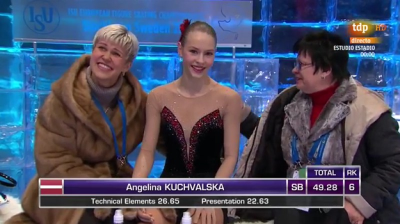 Trenere Jekaterina Platonova un daiļslidotāja Angelina Kučvaļska pēc īsās programmas Stokholmā
Foto: Teledeporte / rtve.es