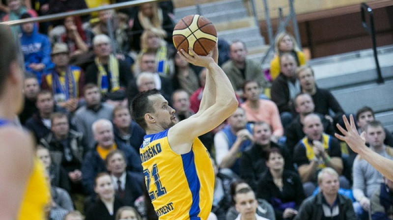 Juris Umbraško: 23 punkti un 11 atlēkušās bumbas uzvarā pār Pērnavu
Foto: www.basket.ee