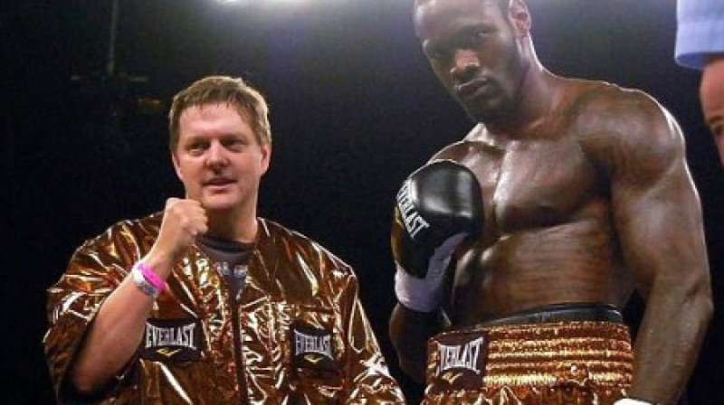 Doentejs Vailders (no labās) kopā ar savu treneri Džeju Dīzu
Foto: boxingscene.com