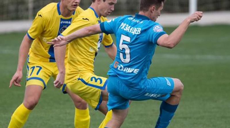 Kaspars Dubra (#17) nenovērš acis no Aleksandra Rjazanceva un bumbas
Foto: fc-zenit.ru