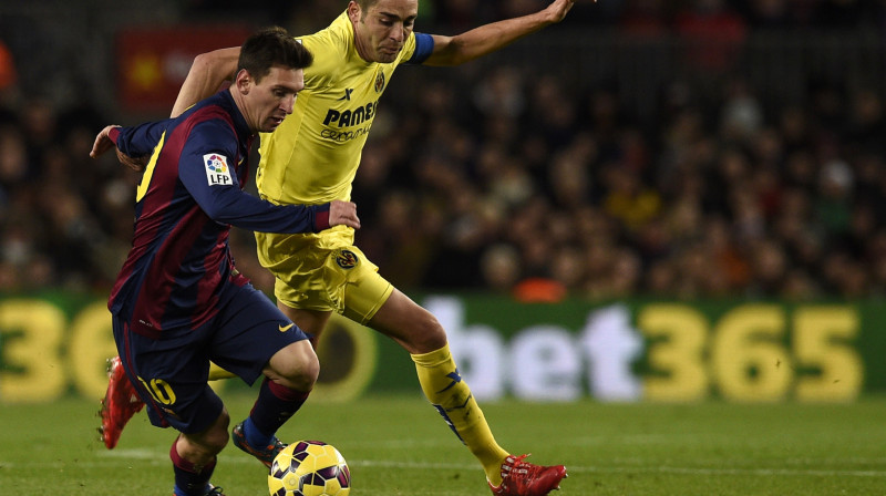 Lionels Mesi cīņā ar Bruno Soriano
Foto: AFP