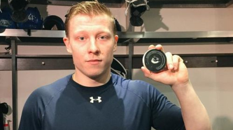2014./2015. gada sezonas lielākais pozitīvais pārsteigums Ronalds Ķēniņš un pirmā NHL ripa, kuru viņš raidījis vārtos
Foto: Twitter.com/VanCanucks