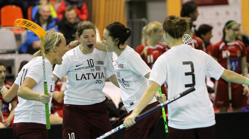 Latvijas izlases florbolistes priecājas par vārtu guvumu mačā pret Ungāriju. 
Foto: floorball.org
