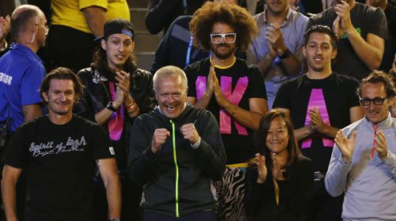 Viktorija Azarenka zaudējusi ne tikai Redfoo (centrā), bet arī ilggadējo treneri Semu Sumiku (pirmais no kreisās)
Foto: Reuters/Scanpix