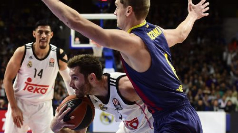 Rūdijs Fernandess cīņā pret "Barcelona"
Foto: AFP/Scanpix