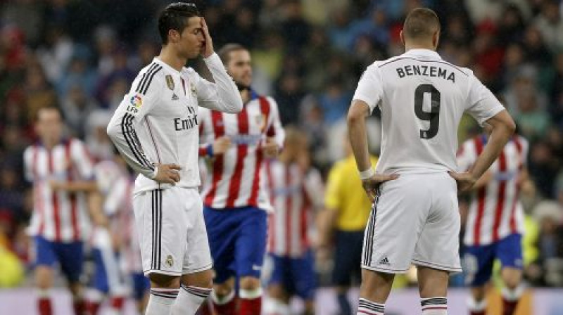 Krištianu Ronaldu un Karims Benzemā emocijas iepriekšējā Madrides derbija laikā
Foto: AFP/Scanpix